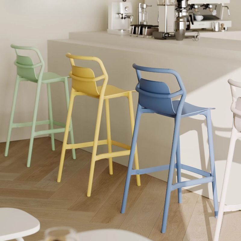デザイナースタイルバースツール、厚みのあるプラスチック製カウ - Commercial Kitchen Designer のレビューと価格
