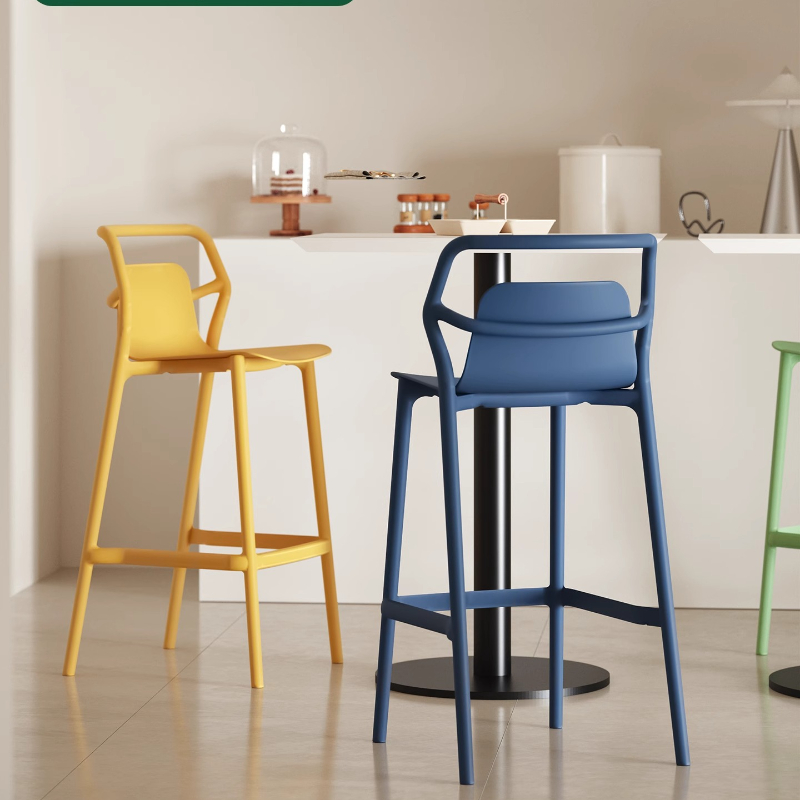 デザイナースタイルバースツール、厚みのあるプラスチック製カウ - Commercial Kitchen Designer のレビューと価格