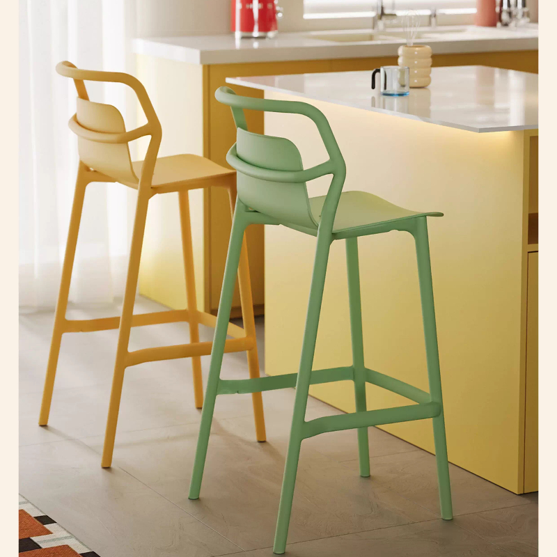 デザイナースタイルバースツール、厚みのあるプラスチック製カウ - Commercial Kitchen Designer のレビューと価格
